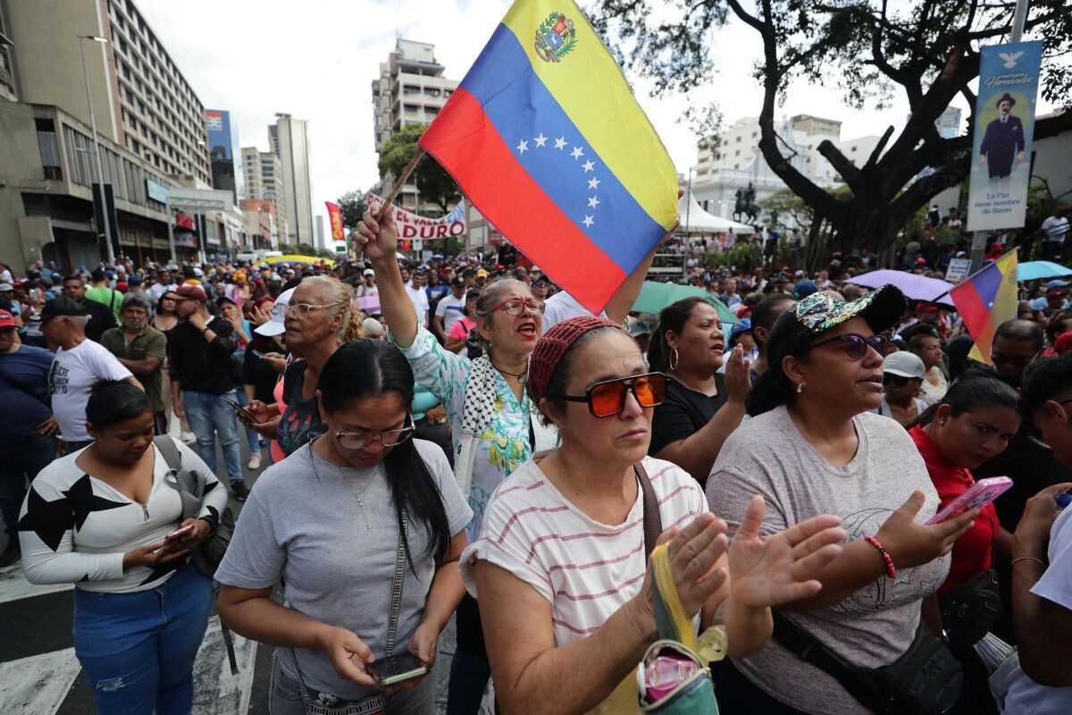 Hundreds of Maduro Supporters Rally in Caracas
