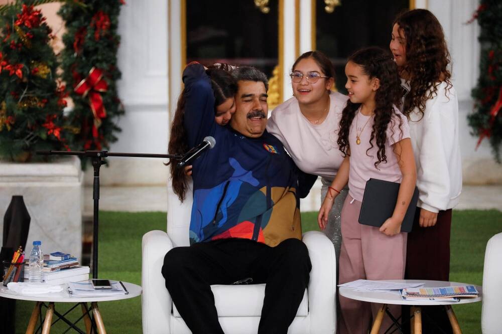 Maduro invites students to dance amid US threats