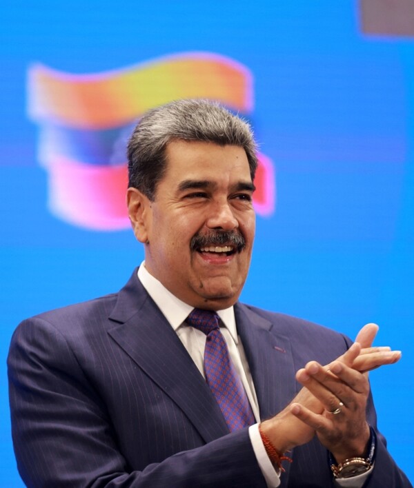 Maduro Jokes About Speaking English Due to Calls from the US