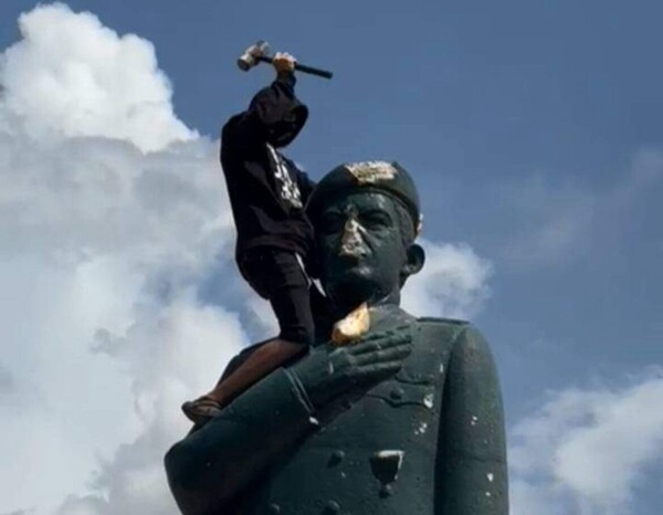 Протесты вспыхнули, когда статуи Чавеса упали в Венесуэле