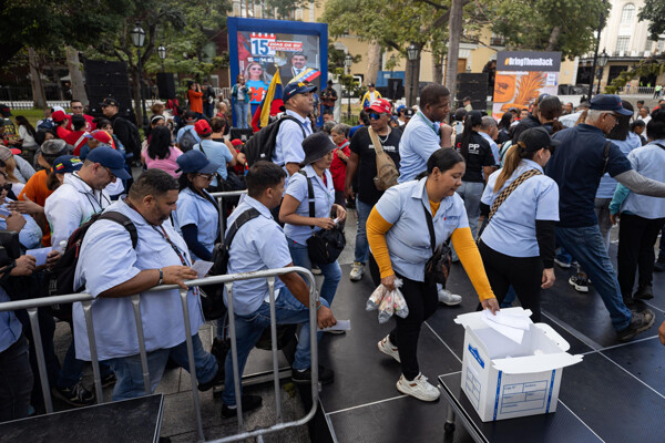 Chavismo leads letter campaign for Maduro's release