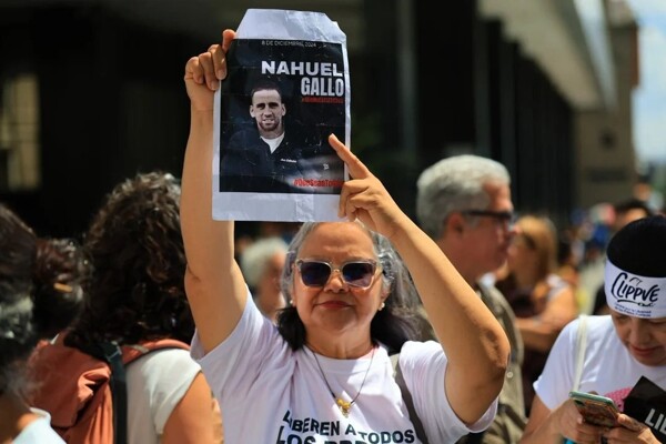 Argentine Gendarme's Mother-in-Law Demands His Release in Venezuela